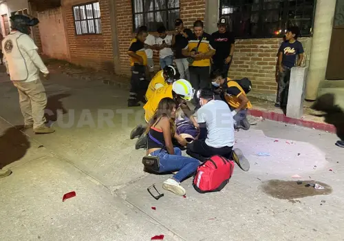 Atropellan a motoristas en un cruce de calles