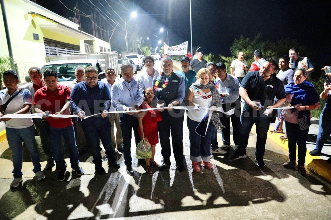 Inaugura calle en la colonia Buena Vista Loma Larga