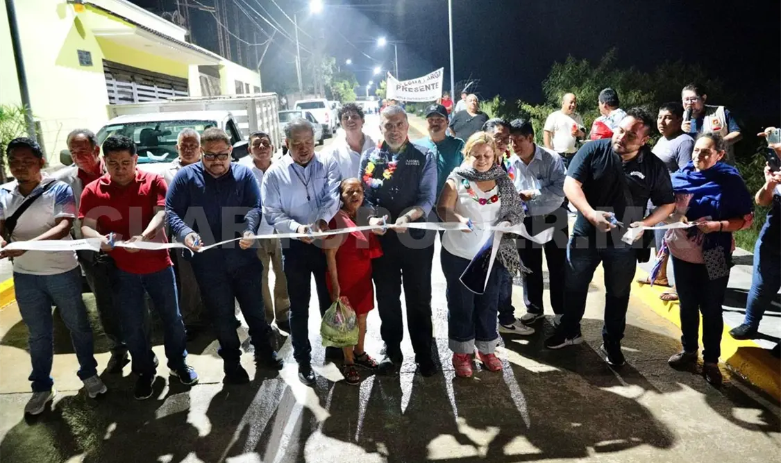 Ángel Torres encabezó la inauguración de la pavimentación de 284 metros lineales con concreto hidráulico. CP