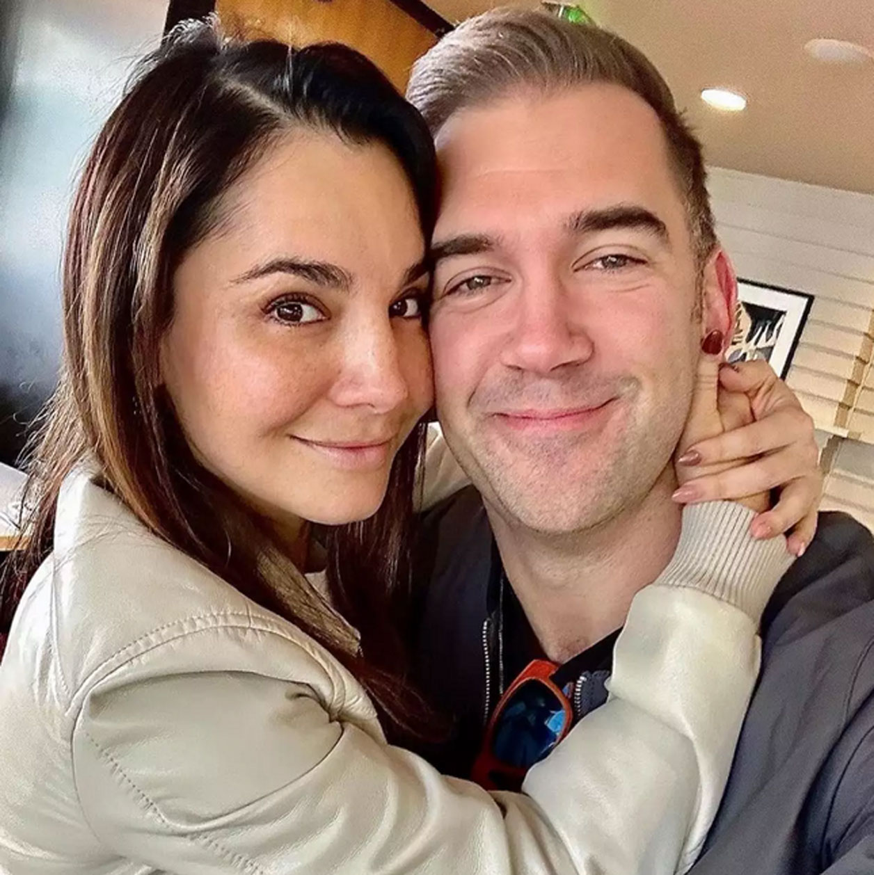 Higareda y Lewis esperan gemelos