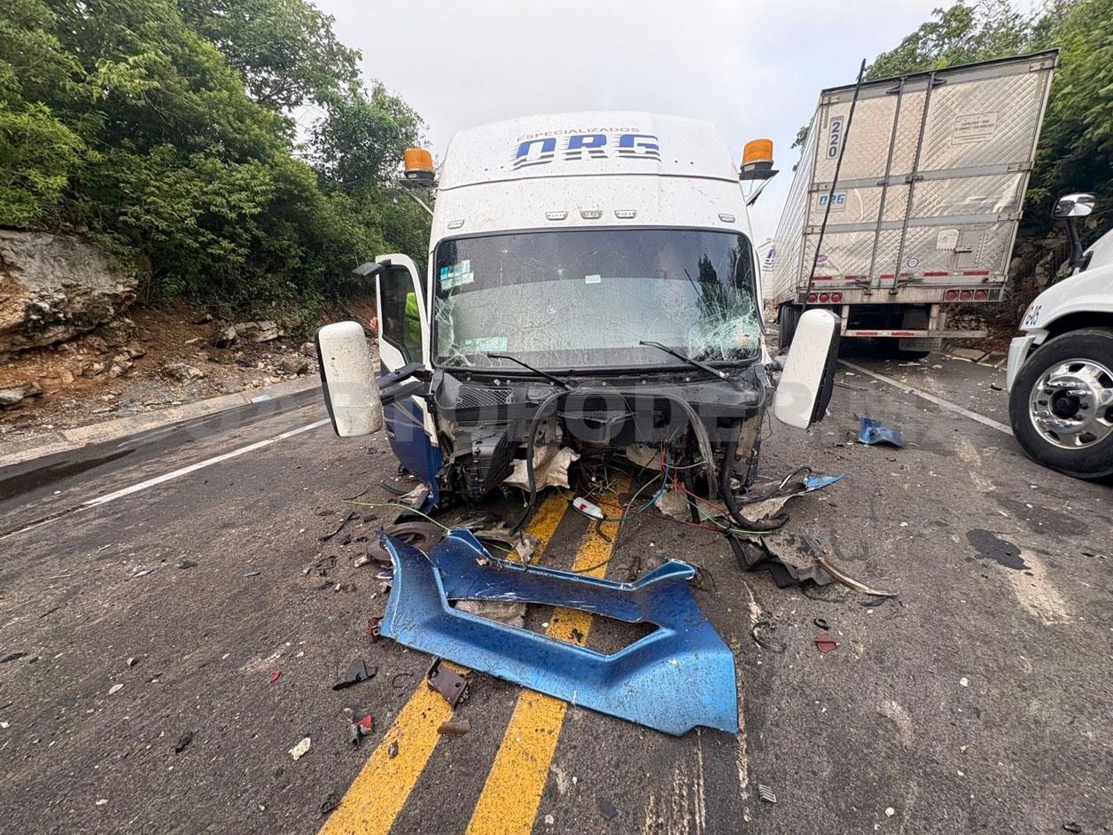 Tráiler termina en pedazos tras chocar