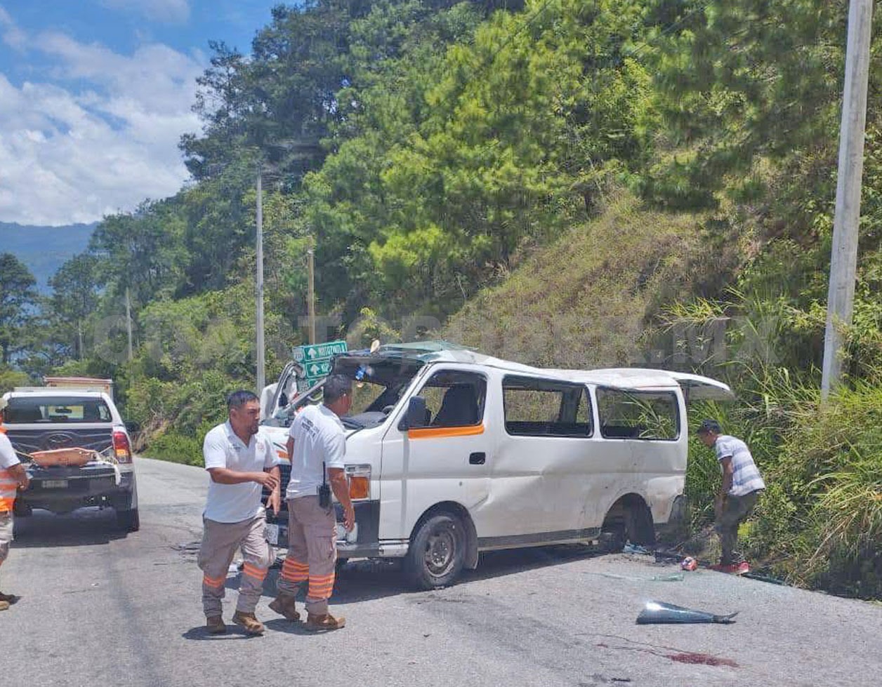 Un deceso y 10 heridos en volcadura de combi