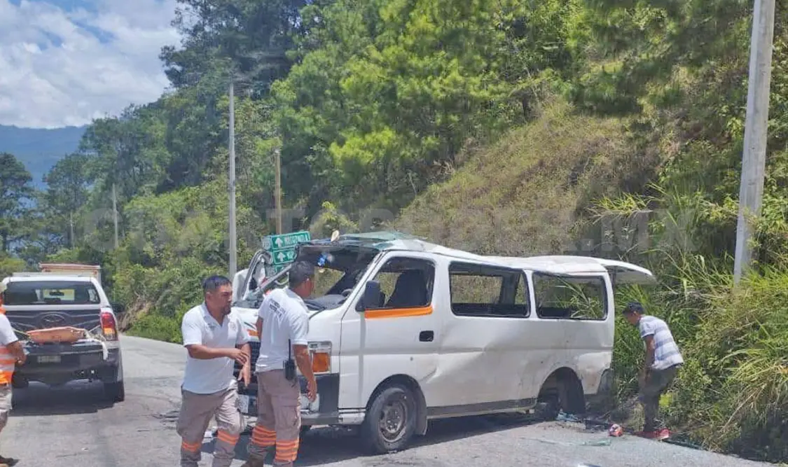 El colectivo aparentemente tuvo una falla mecánica, pues al parecer la flecha se quebró. Víctor Sánchez / CP