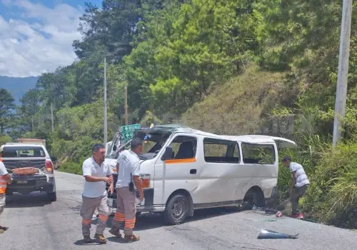 Un deceso y 10 heridos en volcadura de combi