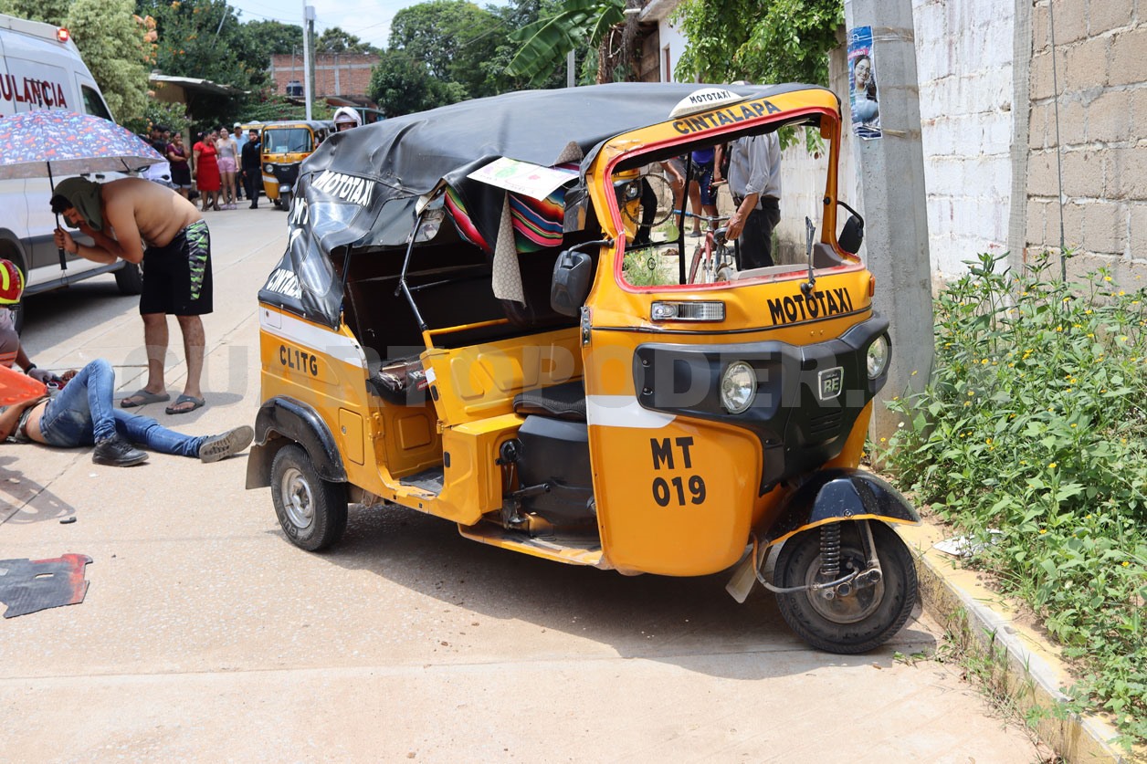 Le cortan la vialidad a mototaxi y choca