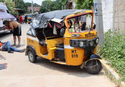 Le cortan la vialidad a mototaxi y choca