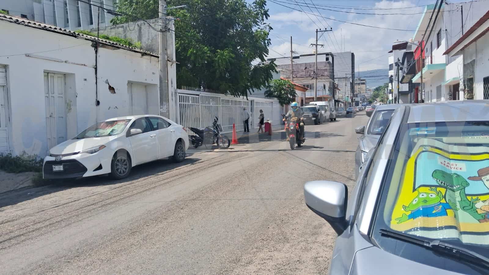 Asaltan centro médico; se llevan dinero y una laptop