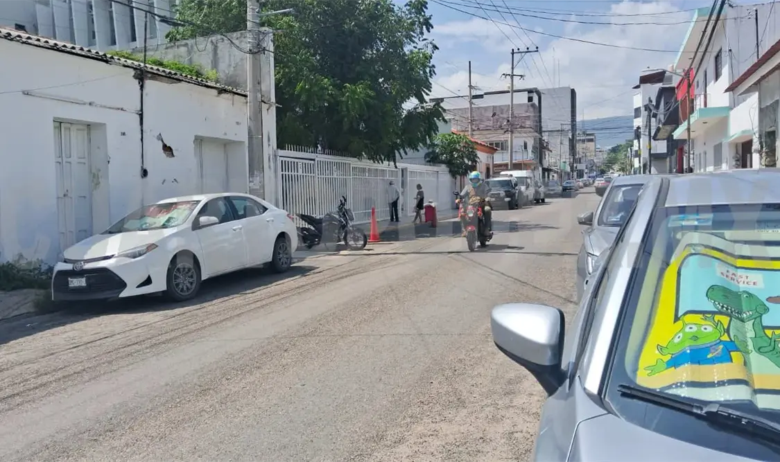 Asaltan centro médico; se llevan dinero y una laptop