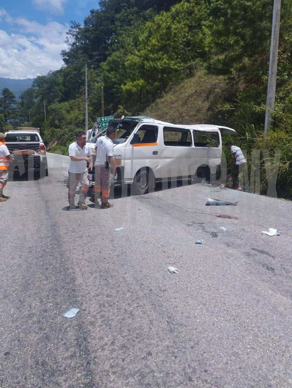 Un deceso y 10 heridos en volcadura de combi