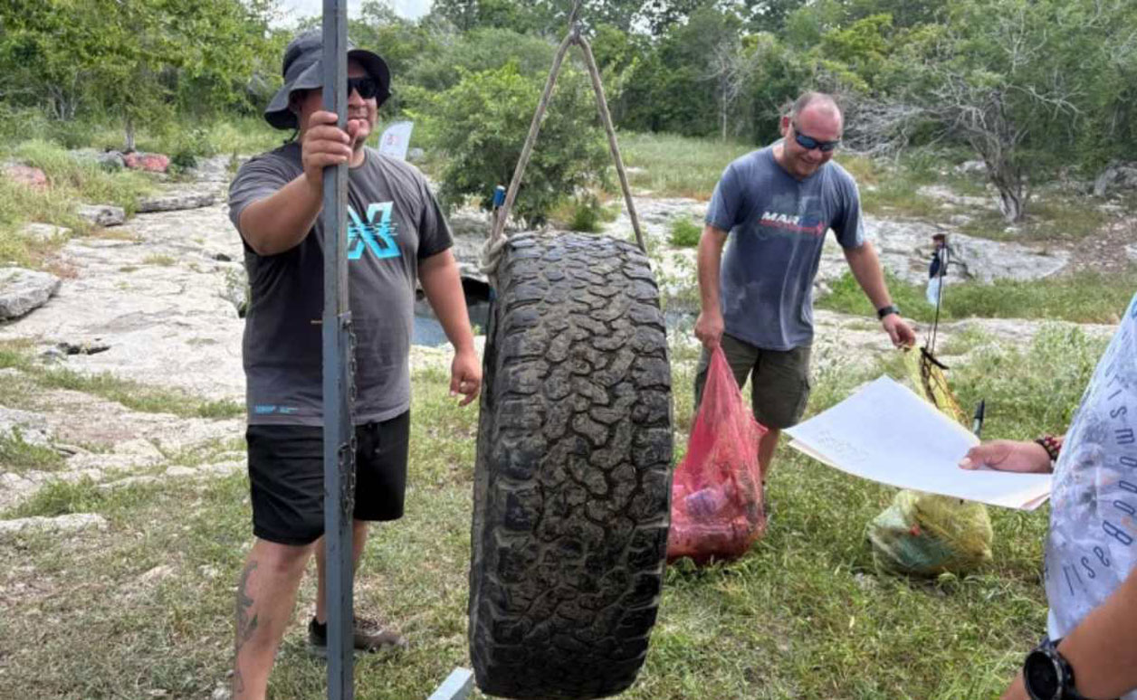 Extraen 109 kilos de basura de cenote