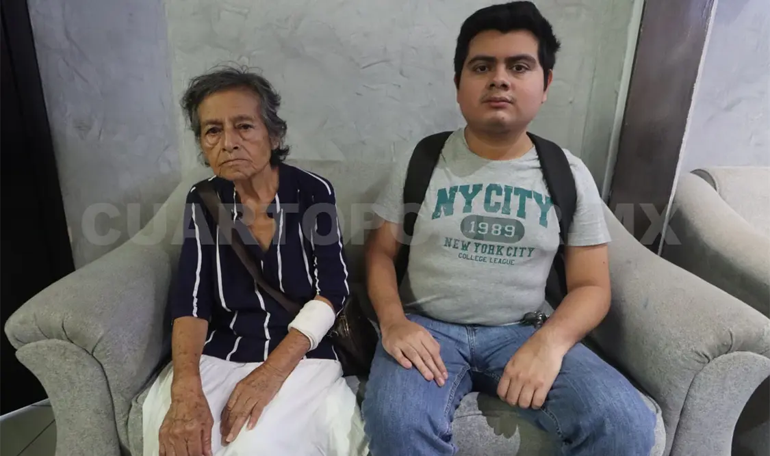 Daniel Iván Hernández junto a su abuela, piden apoyo del gobernador del estado. Diego Pérez / CP