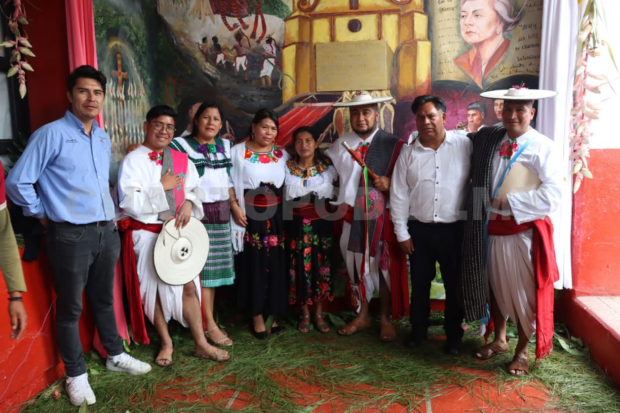 Develan mural en honor a Rosario Castellanos