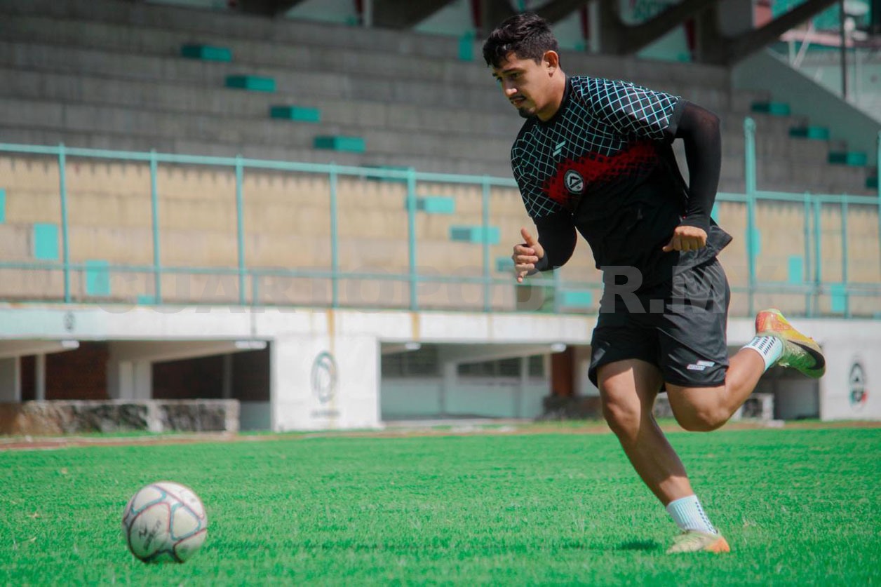 Madariaga cumple un sueño en la Liga Premier