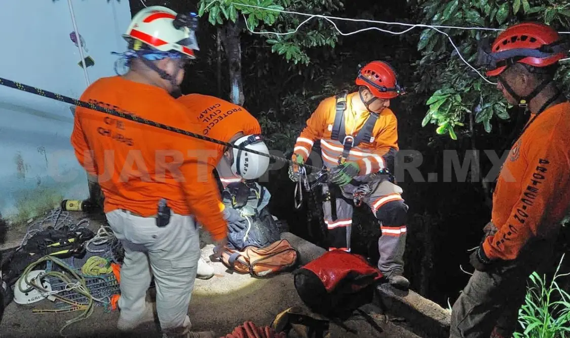 Elementos de rescate emplearon un dron térmico para localizar al joven en la oscuridad del barranco. Ulises Villalobos / CP
