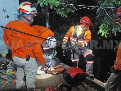 Cae adolescente a barranco al dar un mal paso