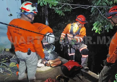 Cae adolescente a barranco al dar un mal paso