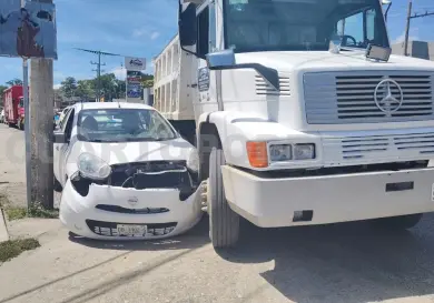Conductor queda atrapado entre camión y poste