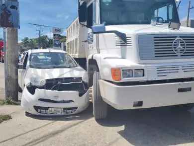 Conductor queda atrapado entre camión y poste