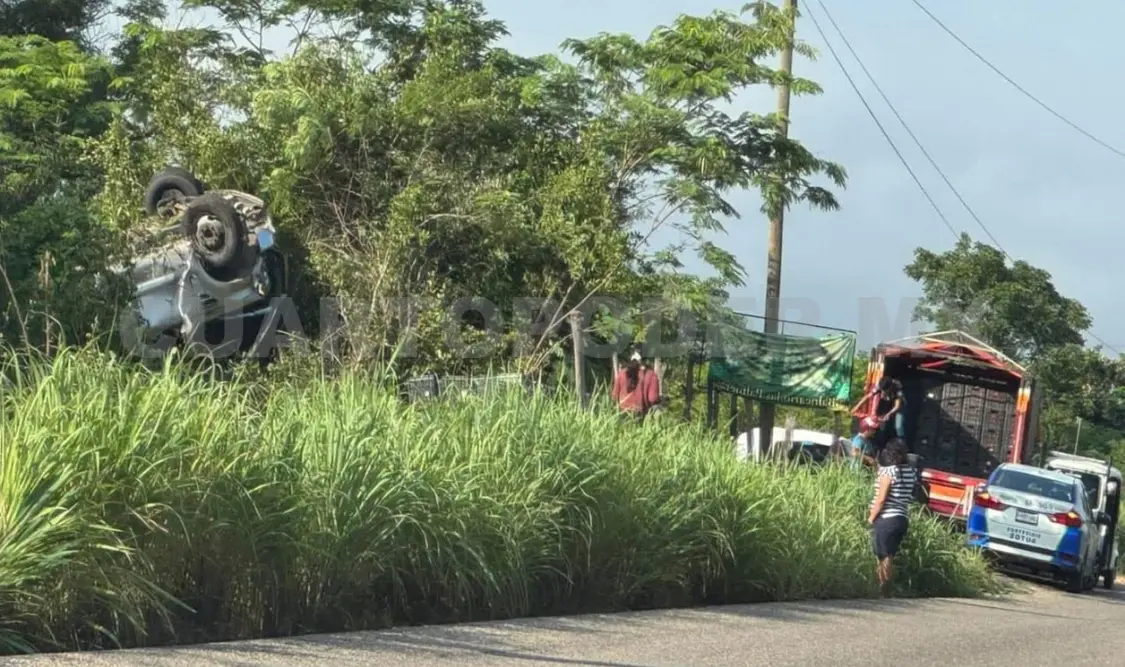 La unidad siniestrada fue remolcada al corralón tras acabar entre la maleza. Ulises Villalobos / CP