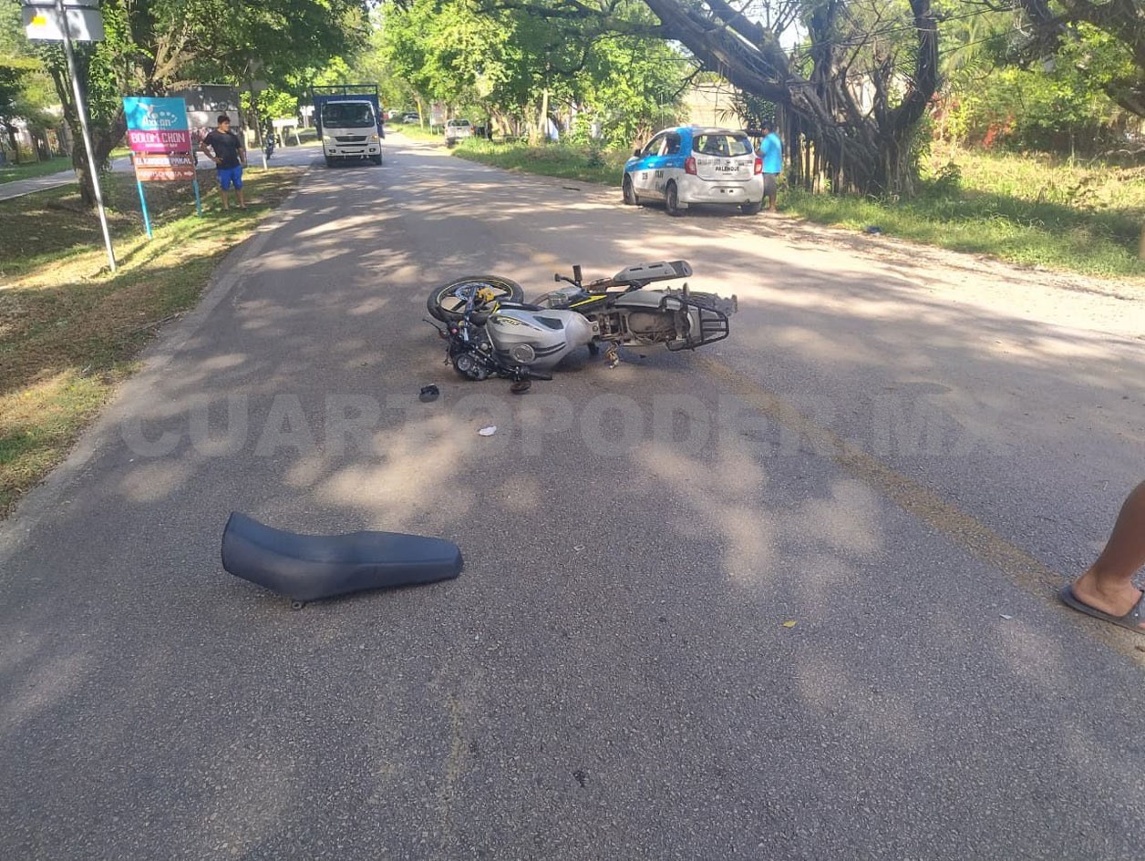 Taxista embiste a motocicleta; un lesionado