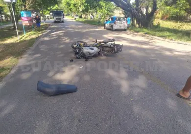 Taxista embiste a motocicleta; un lesionado