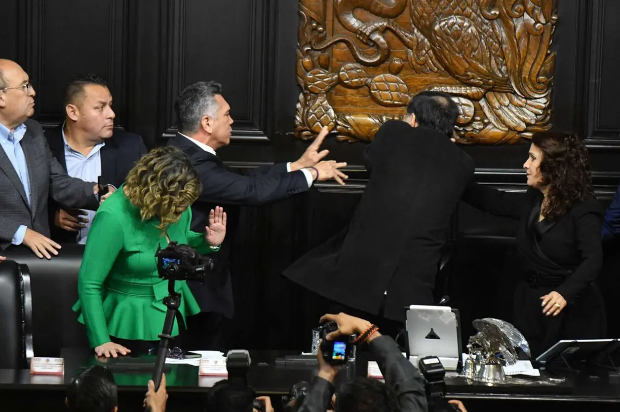 Ambos protagonizaron un forcejeo en la tribuna, al concluir la última sesión de la Comisión Permanente. Cortesía 