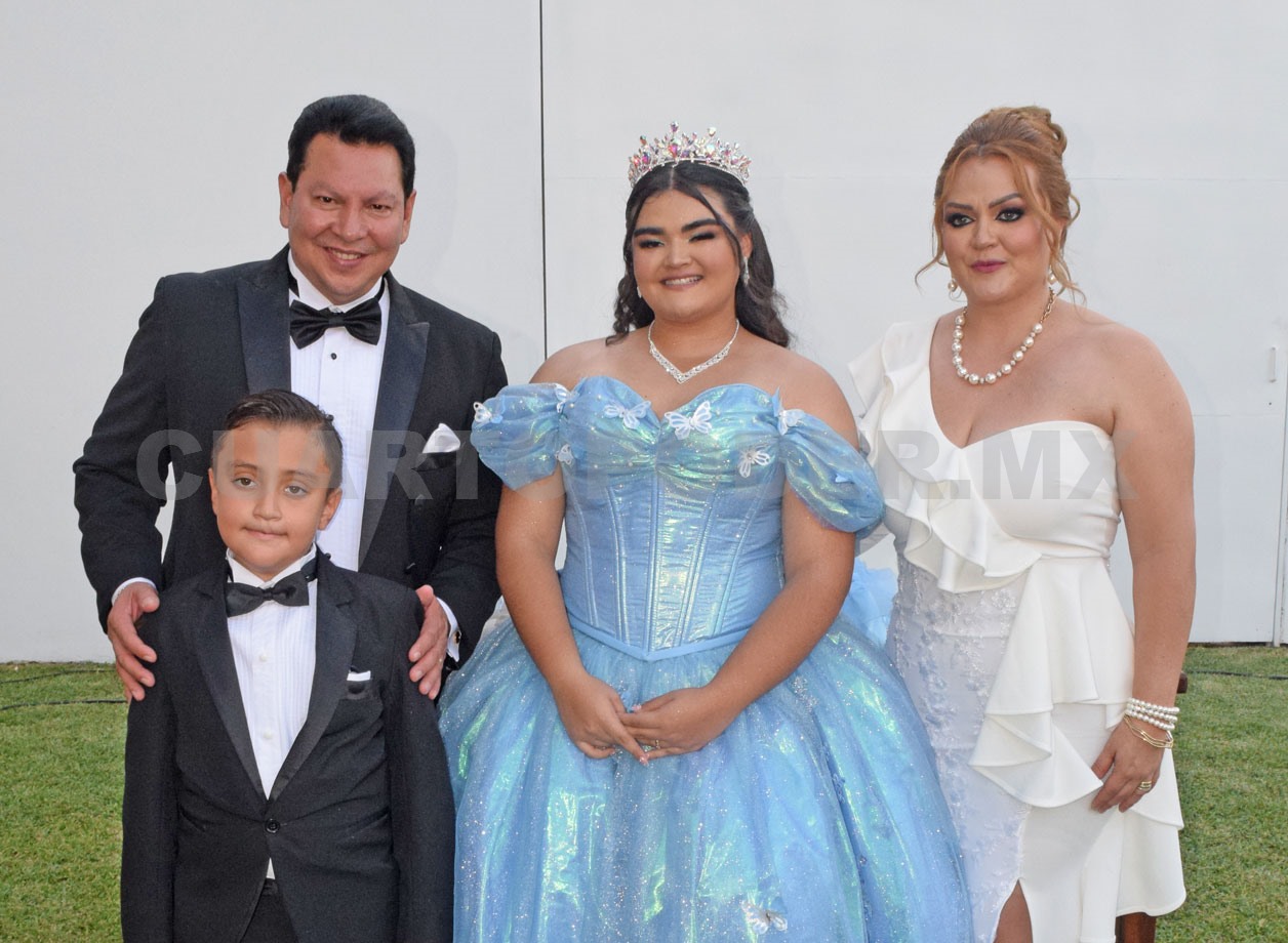 Natalia celebra sus quince años