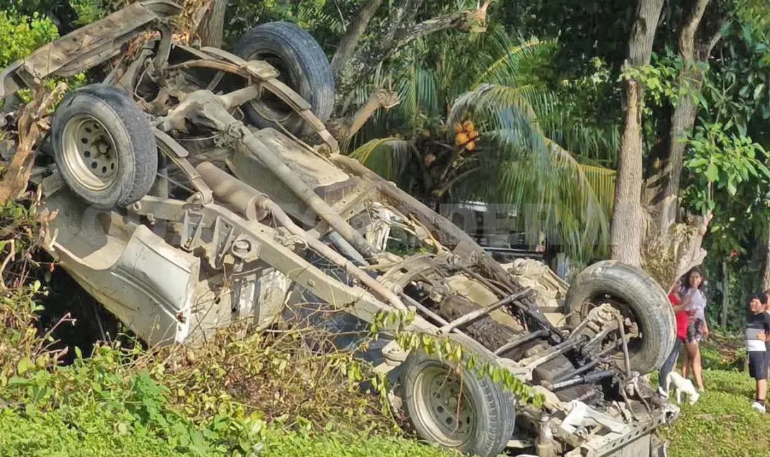 La unidad volcó tras la fuerte colisión, sobre la vía Tonalá-Pijijiapan, en la comunidad Las Piedritas. Jesús Cruz / CP