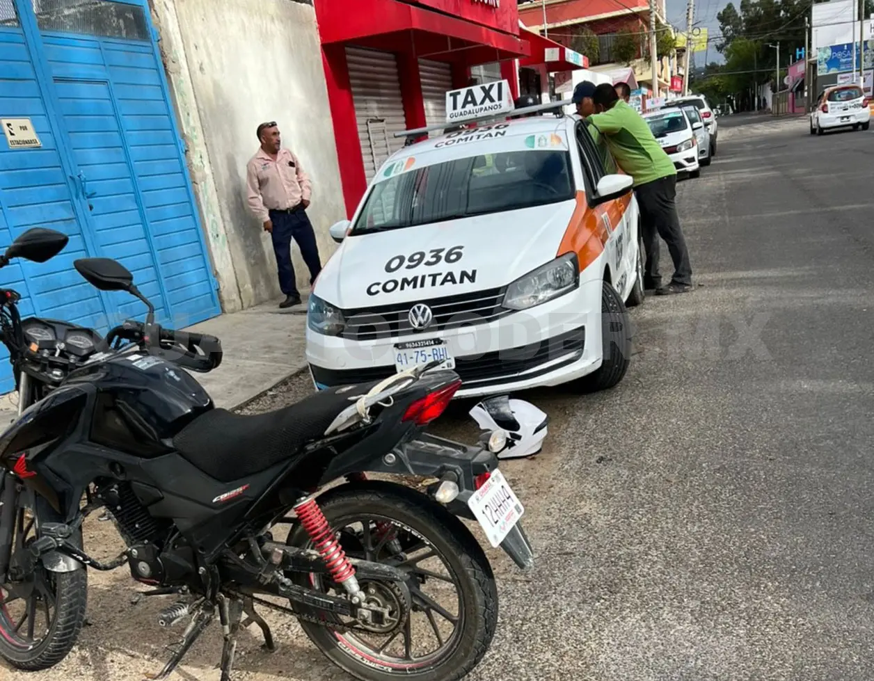 El ruletero se incorporó a la vía sin poner las direccionales y el motorista rebasó sin precaución. Juan Orel / CP