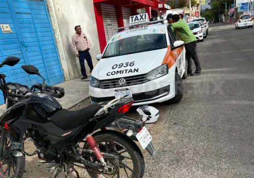 Le cortan la circulación a moto y choca