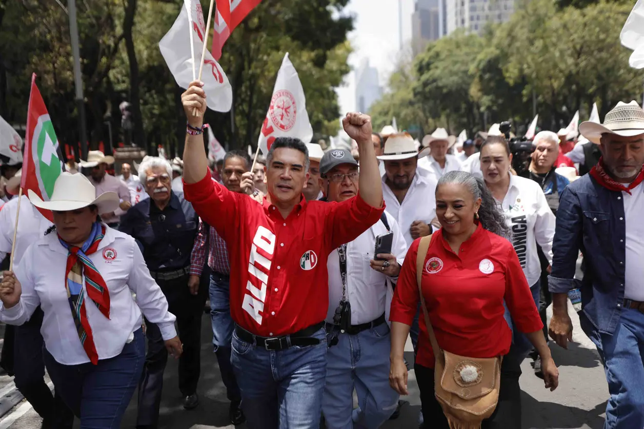 Se manifiestan priístas en apoyo a “Alito” Moreno