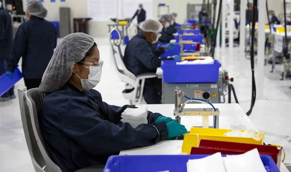 Mujeres trabajan 3 horas más que los hombres por semana