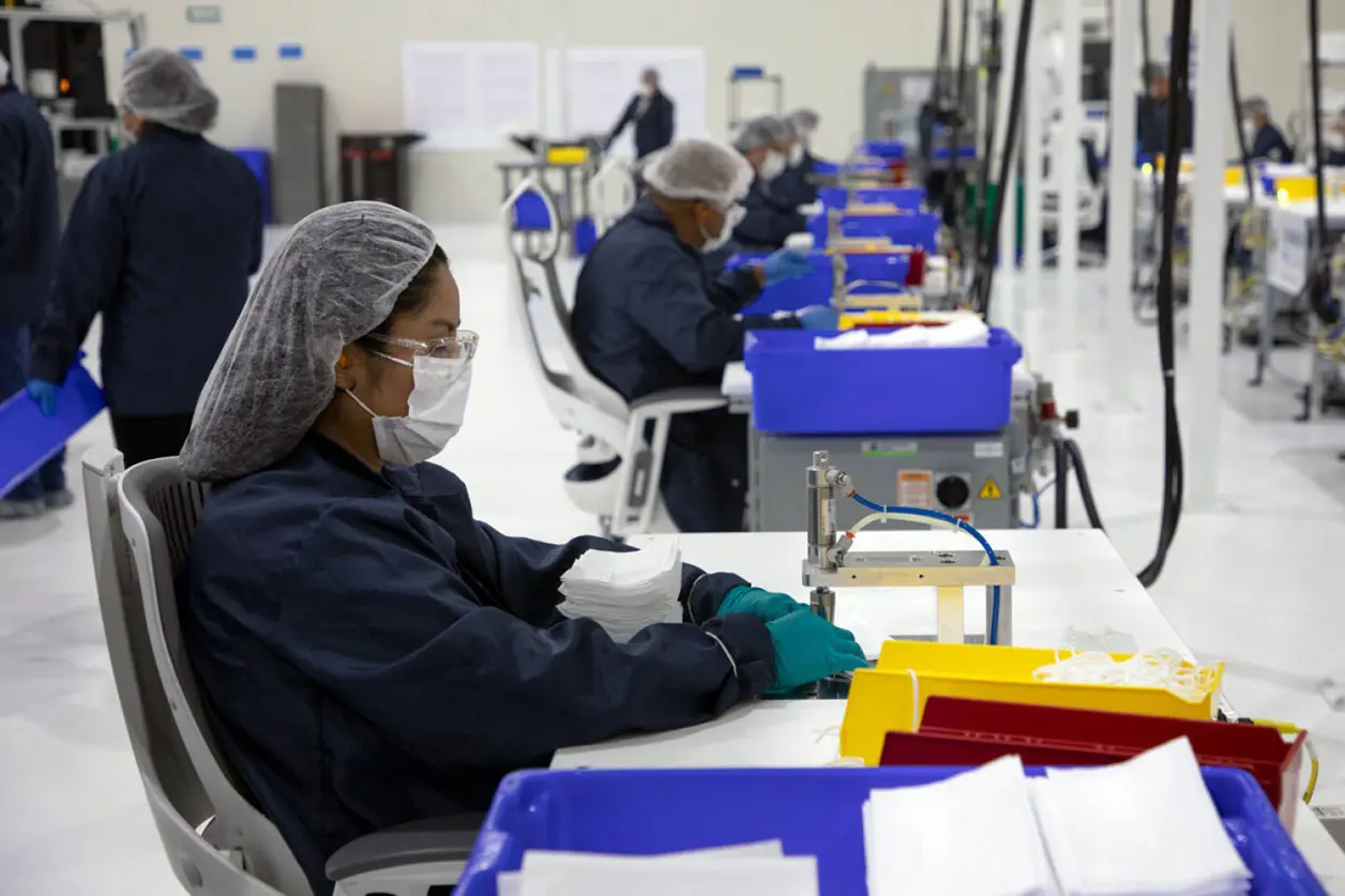 Mujeres trabajan 3 horas más que los hombres por semana