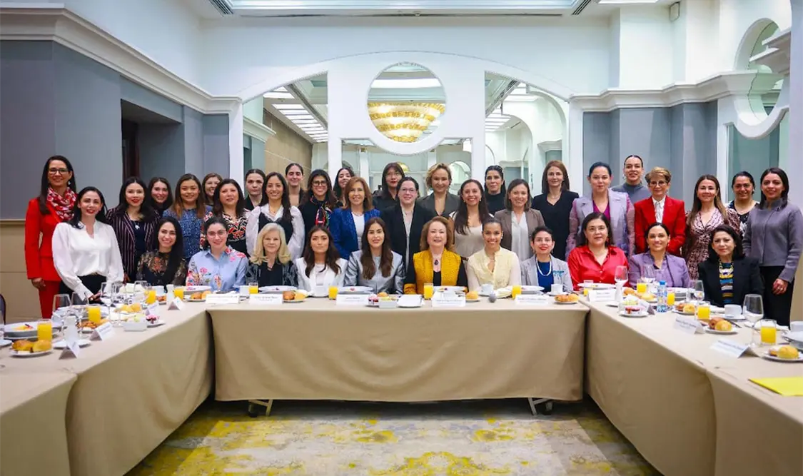La ministra se reúne con integrantes de la Asociación de Mujeres en los Asuntos Públicos de México. Cortesía