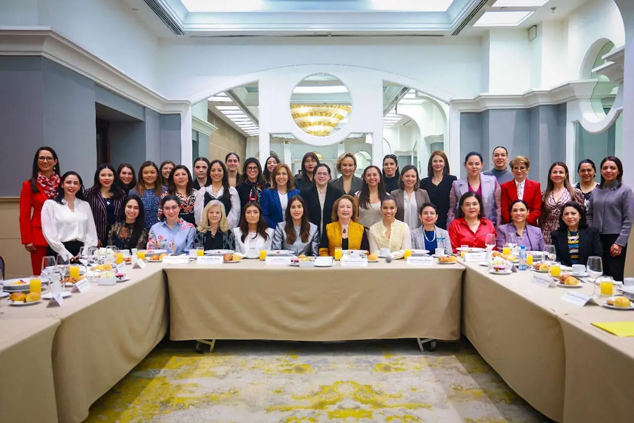 La ministra se reúne con integrantes de la Asociación de Mujeres en los Asuntos Públicos de México. Cortesía 