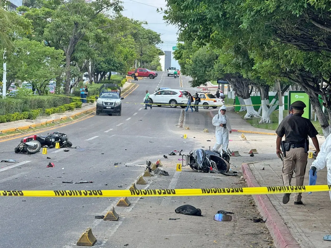 La mujer murió entre las jardineras, frente al supermercado. Ulises Villalobos / CP