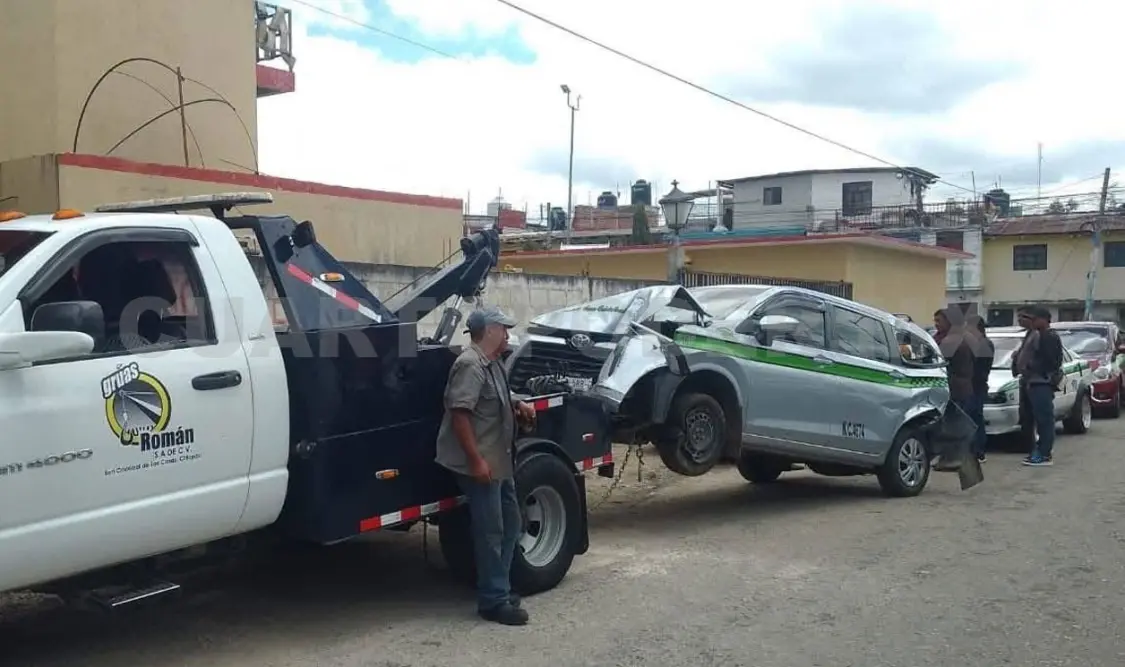 La unidad tuvo que ser retirada mediante una grúa. Manuel Martínez / CP