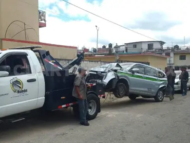 Taxi queda destrozado; fue colisionado por camioneta
