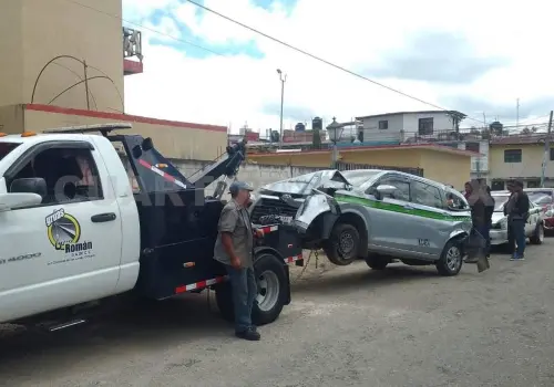 Taxi queda destrozado; fue colisionado por camioneta
