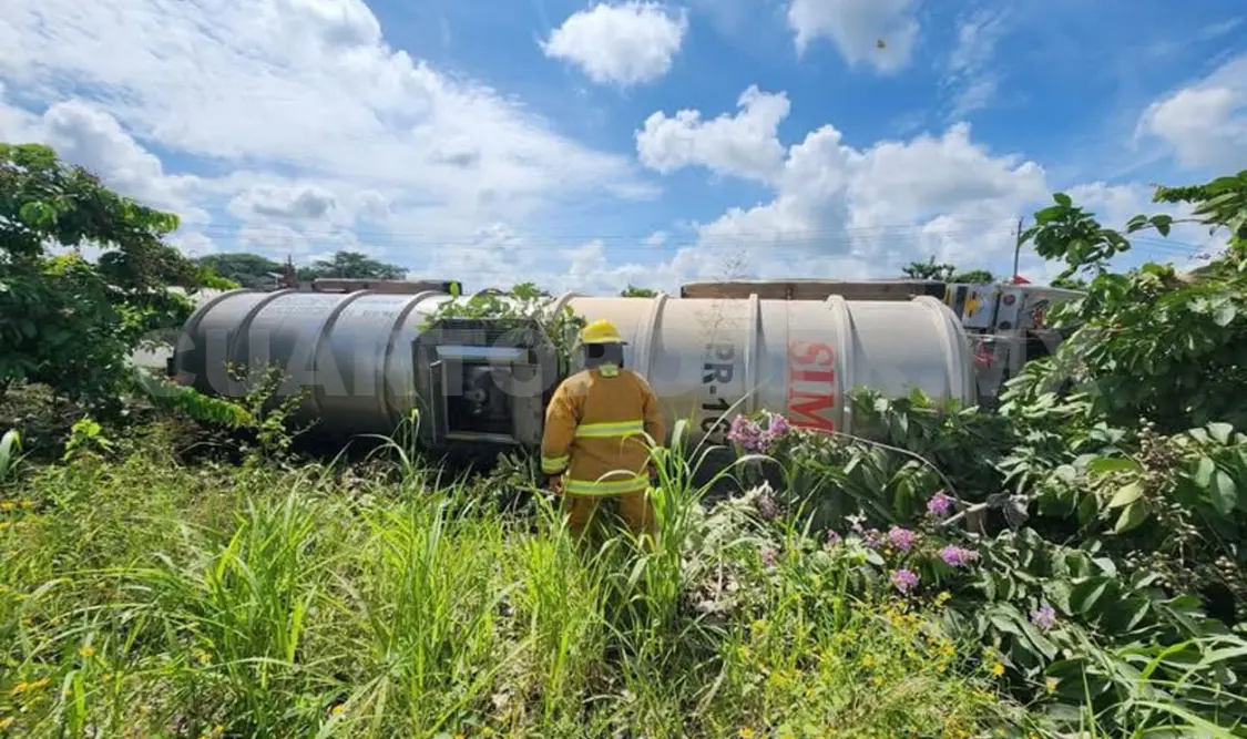 Resguardaron el área y coordinaron las labores debido a la carga, considerada de alto riesgo en este tipo de siniestros. Víctor Sánchez / CP