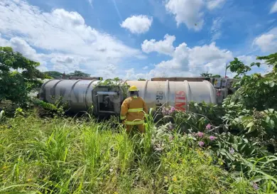Pipa se sale de la carretera y acaba recostada