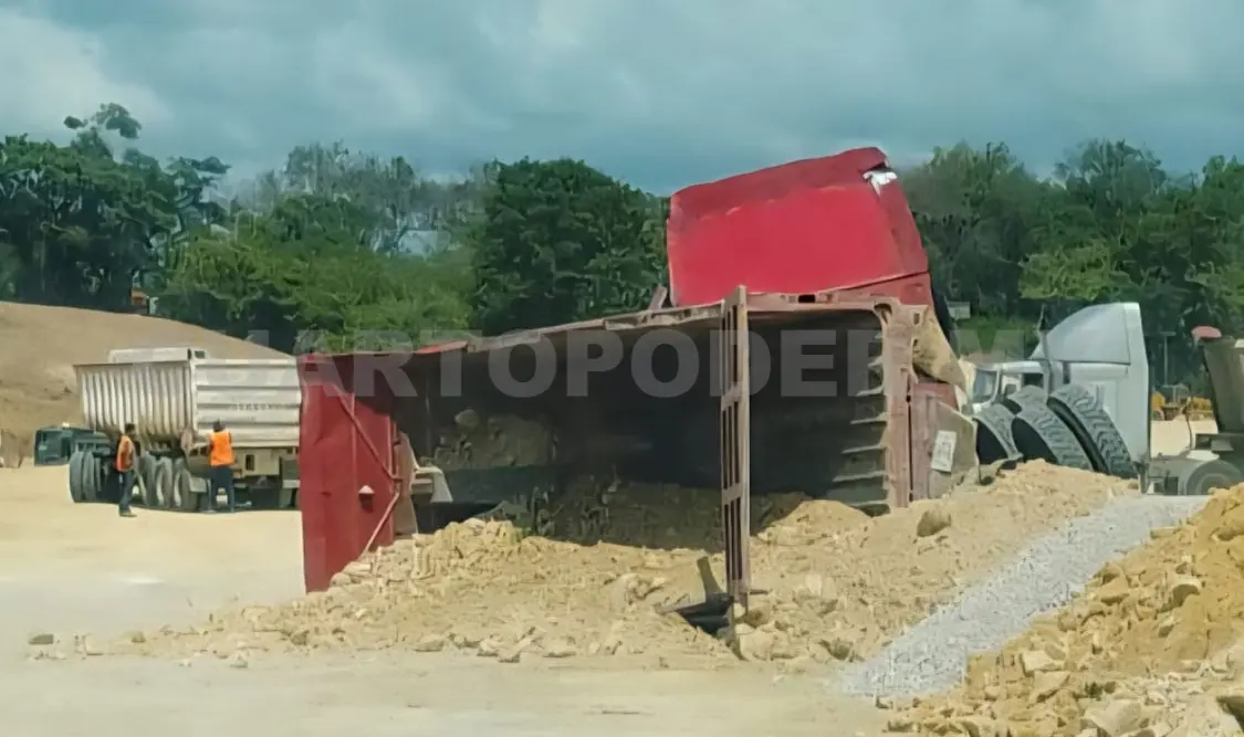 La góndola quedó volcada en la obra del Tren Interoceánico en Palenque. Genaro Sánchez / CP
