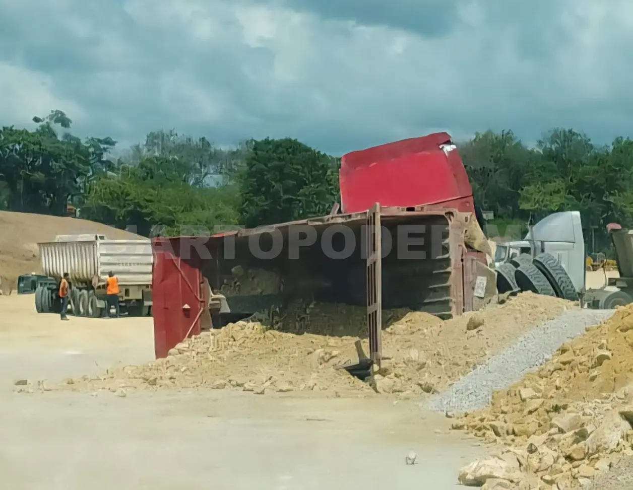 La góndola quedó volcada en la obra del Tren Interoceánico en Palenque. Genaro Sánchez / CP
