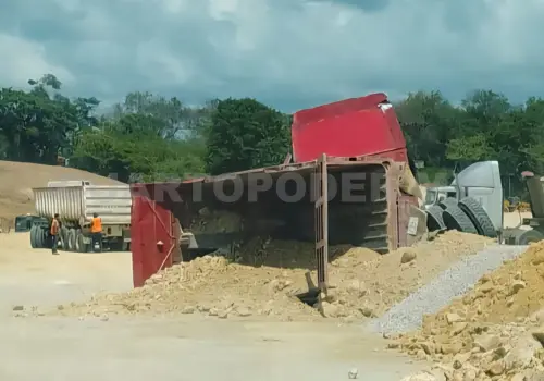 Tractocamión se accidenta en obra de tren