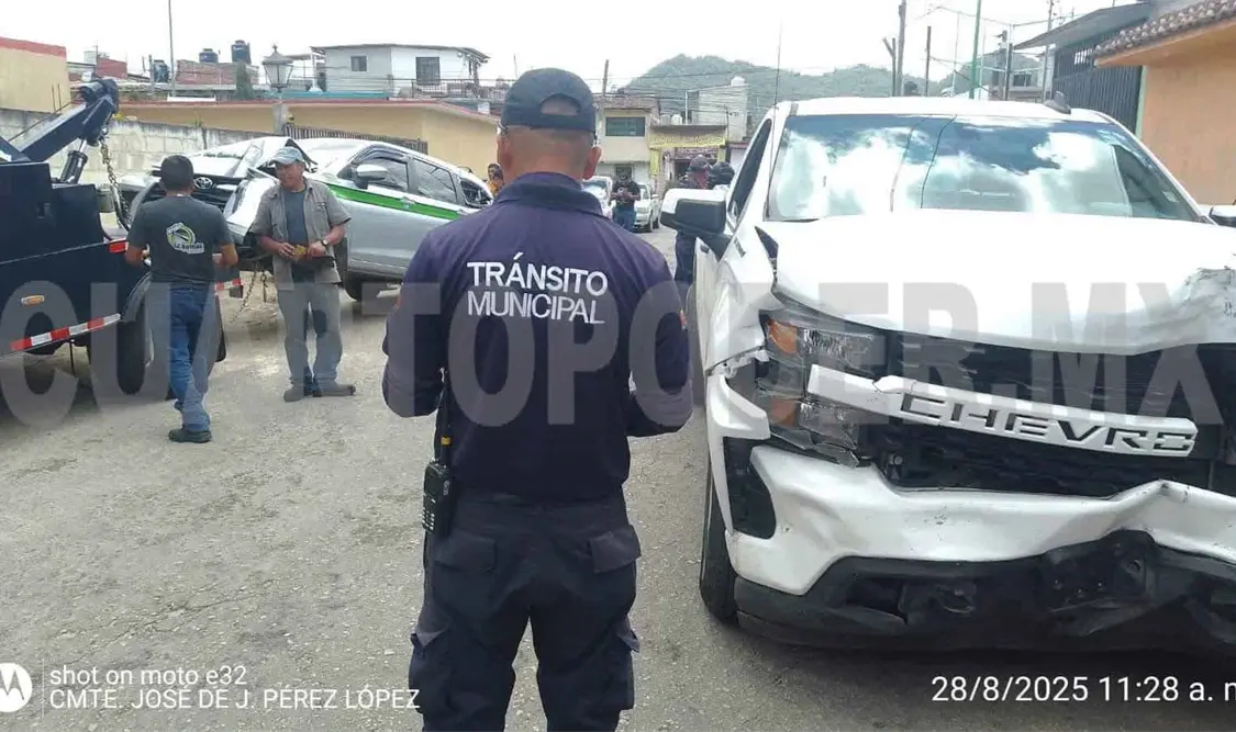 Taxi queda destrozado; fue colisionado por camioneta