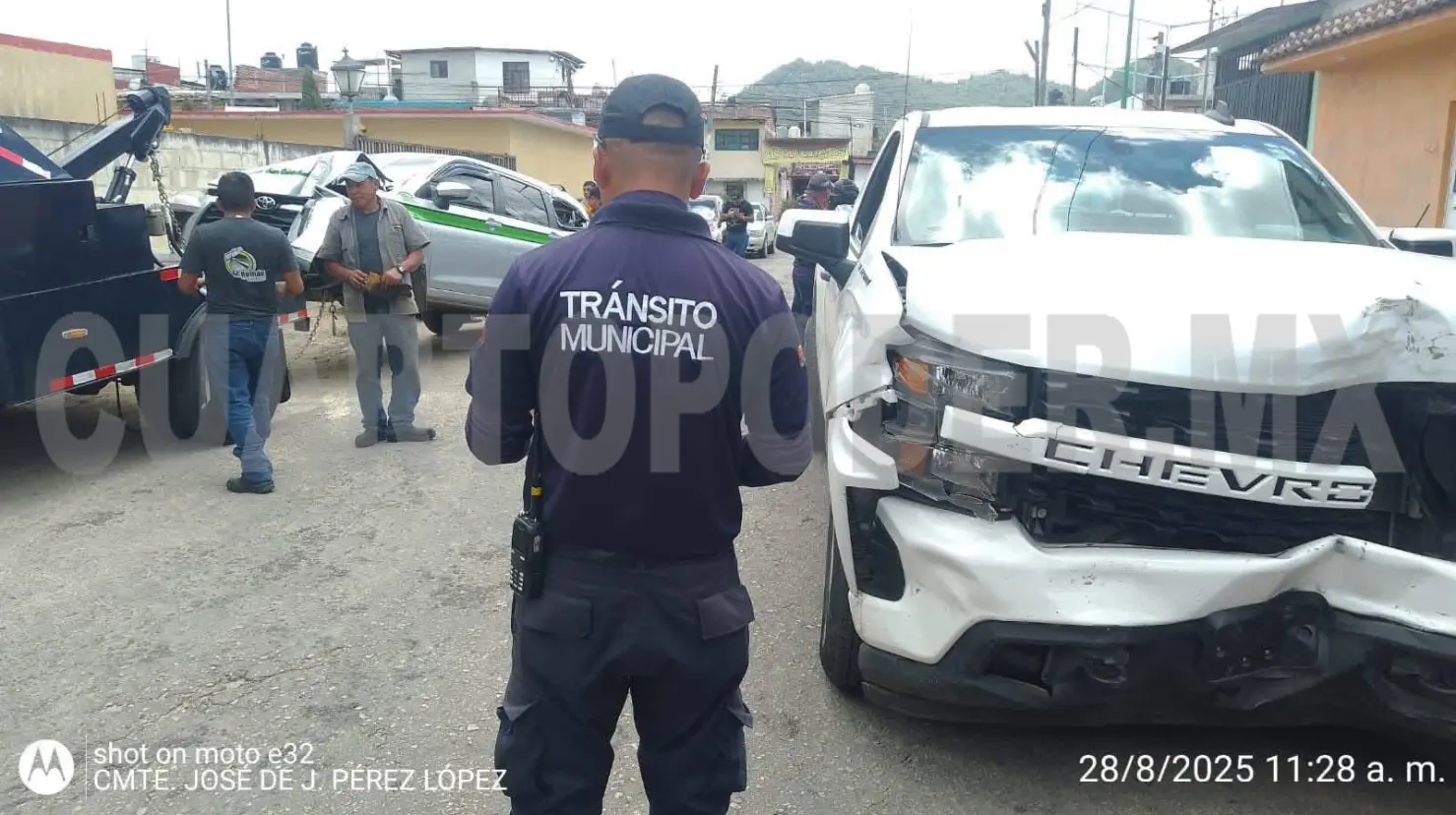 Taxi queda destrozado; fue colisionado por camioneta