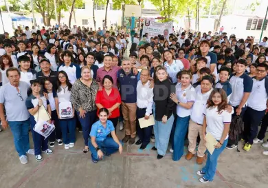 Más jóvenes reciben útiles escolares: Ángel Torres