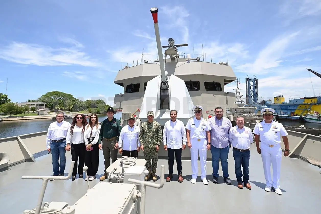 Recorre Eduardo Ramírez Aguilar el buque ARM Chiapas