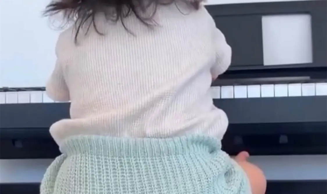 Inti triunfa en redes tocando el piano