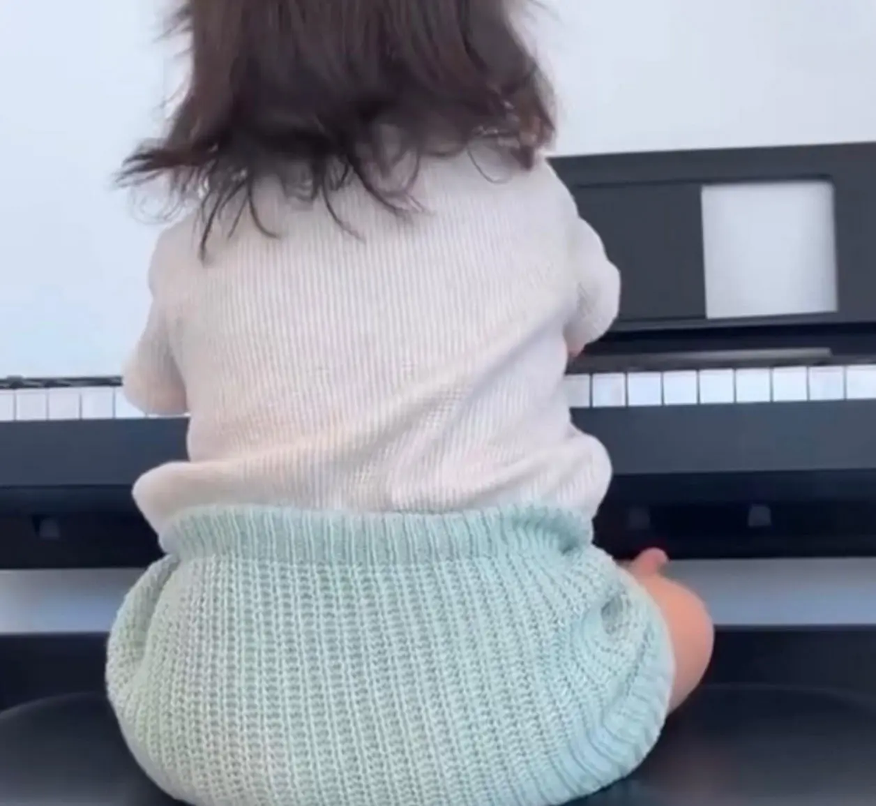 Inti triunfa en redes tocando el piano